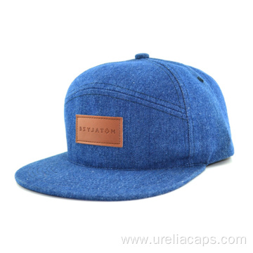 Cotton snapback cap with leather label